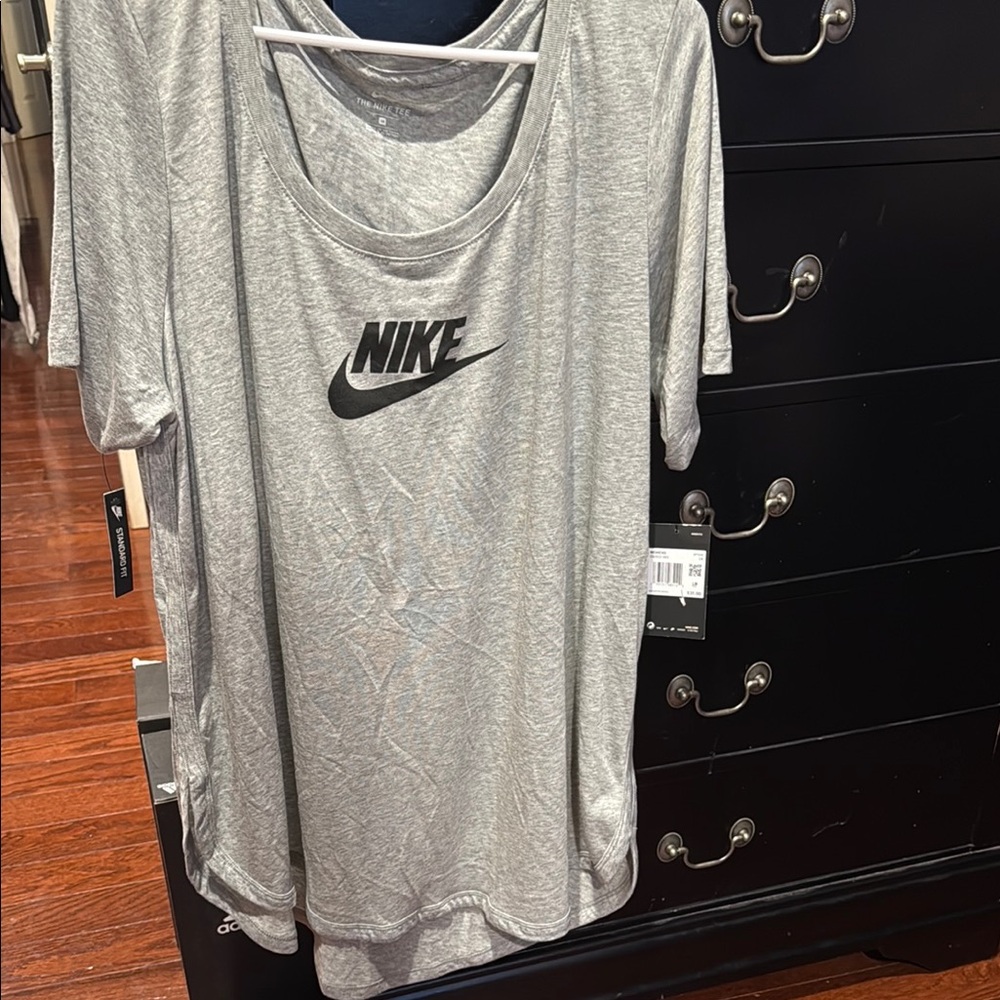 Nike Gray T-Shirt - Picture 2 of 3